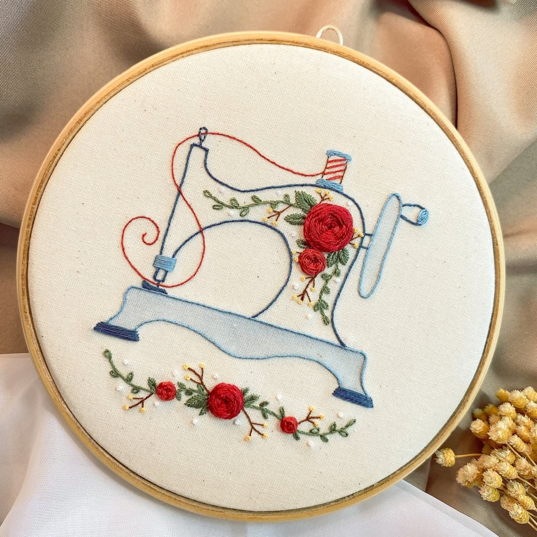 Máquina de costura bordada com rosas