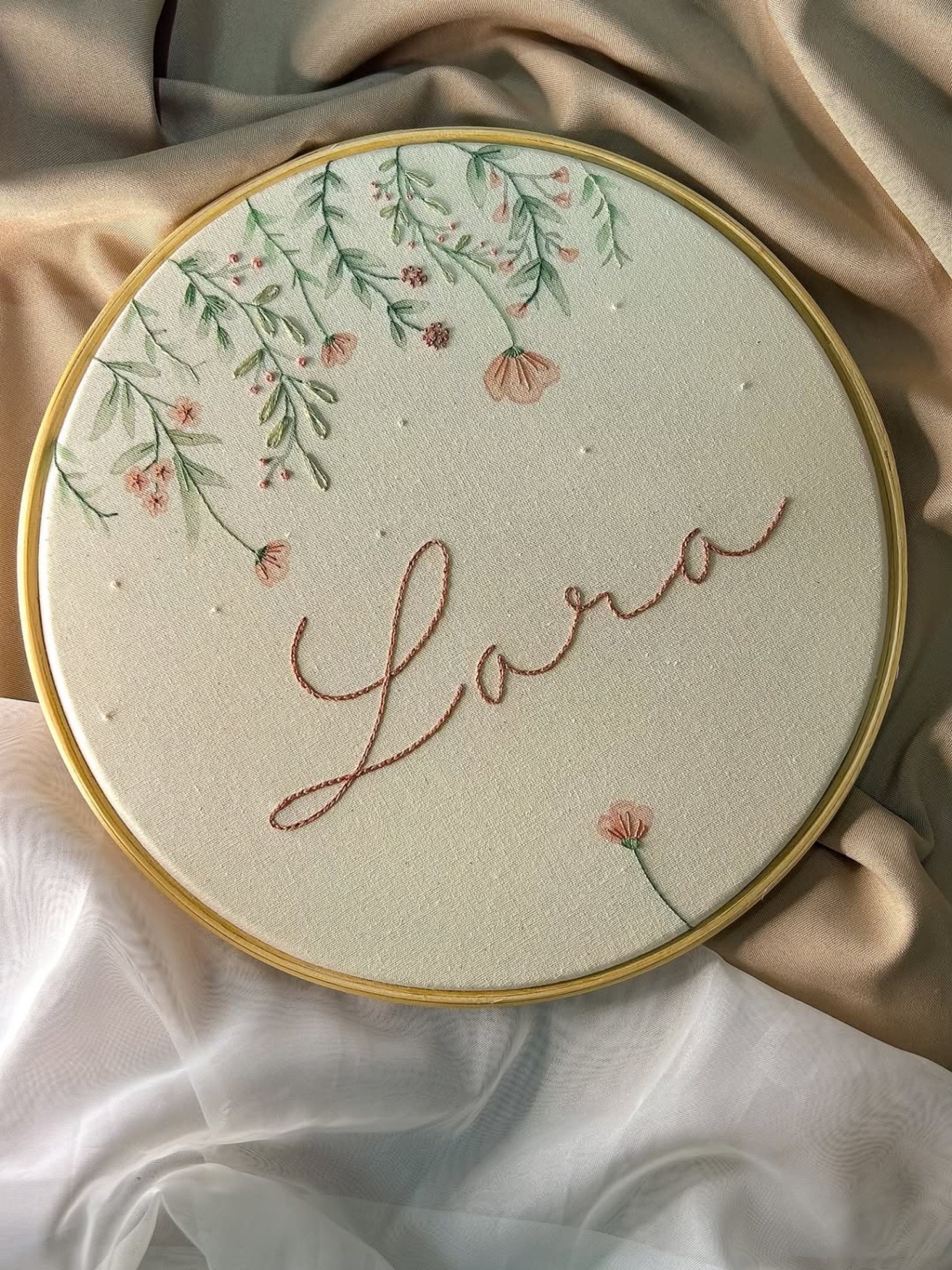 Bastidor personalizado com nome Lara